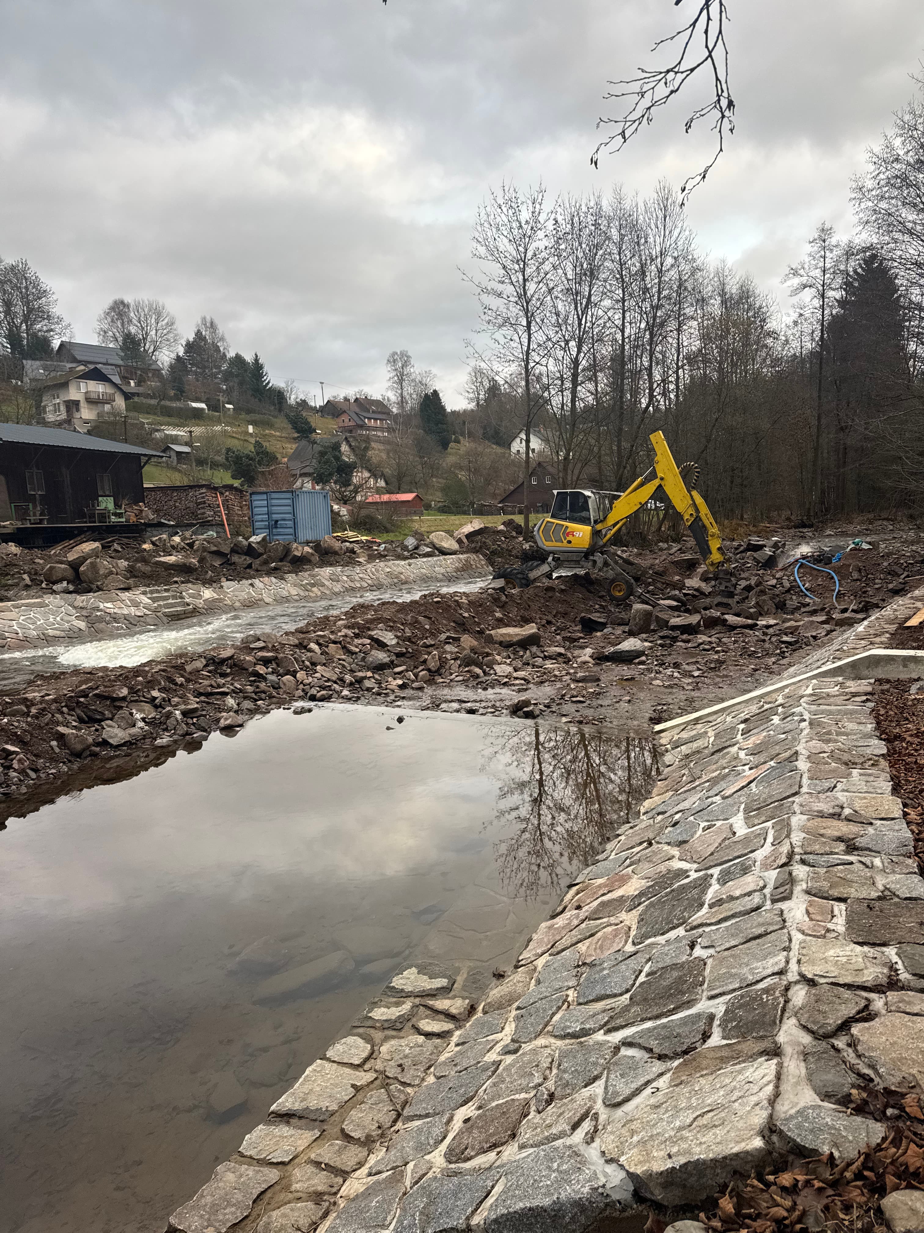 Zemní práce SVAH — Menzi Muck v terénu